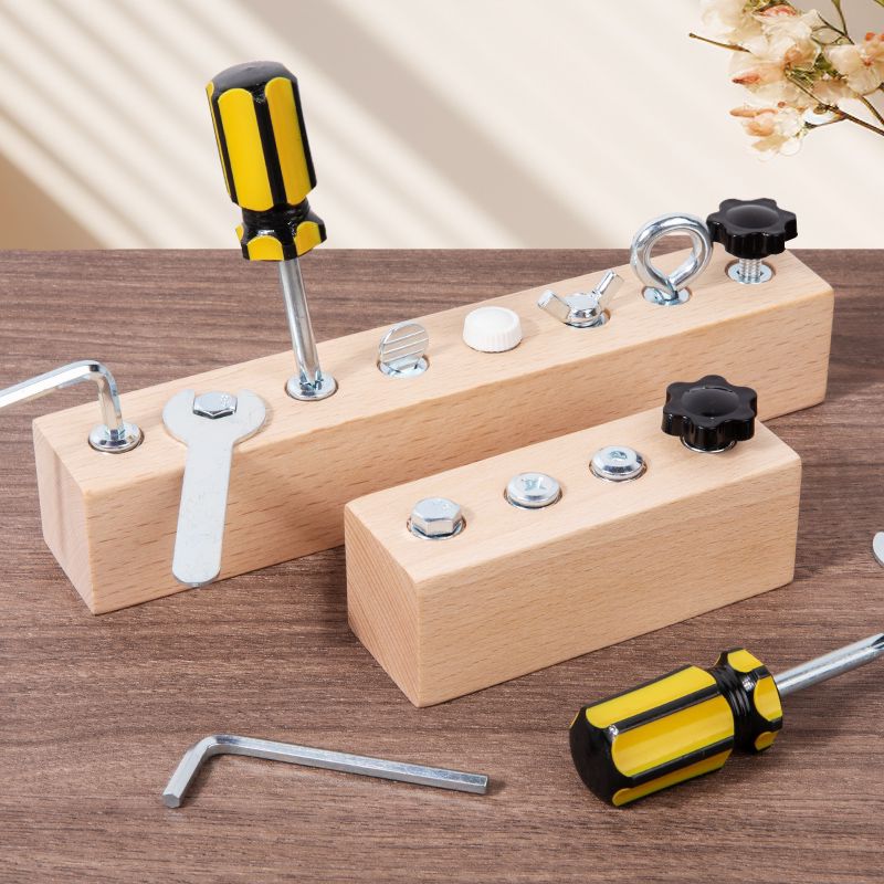 Jouet Montessori – Bloc de vissage et dévissage 🔧🪛