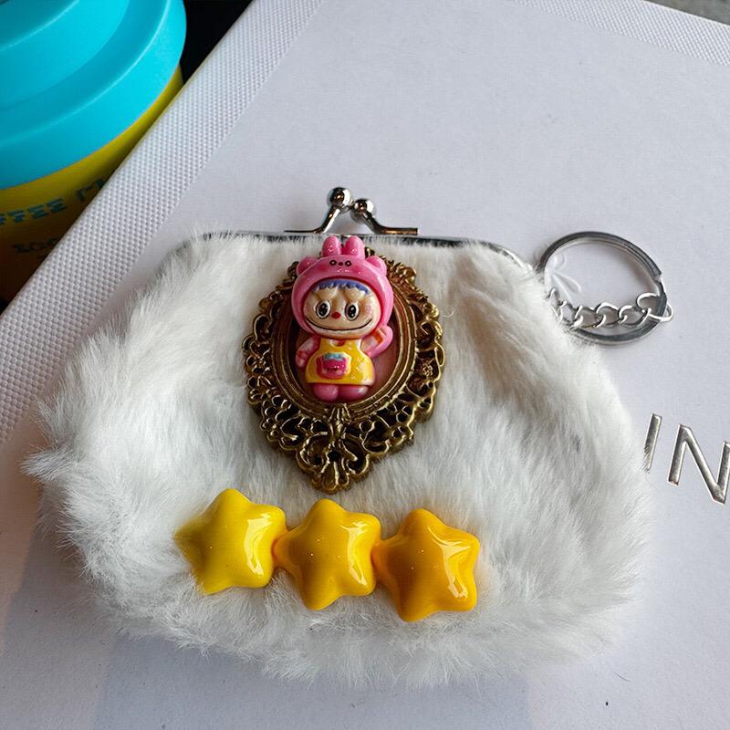 Petit porte-monnaie en fourrure Labubu – L’accessoire adorable pour les petites fill