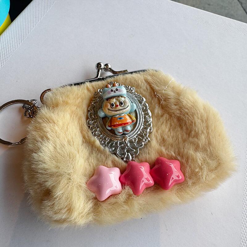 Petit porte-monnaie en fourrure Labubu – L’accessoire adorable pour les petites fill