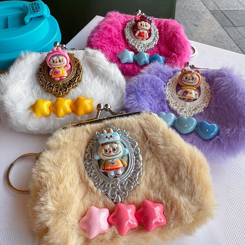 Petit porte-monnaie en fourrure Labubu – L’accessoire adorable pour les petites fill